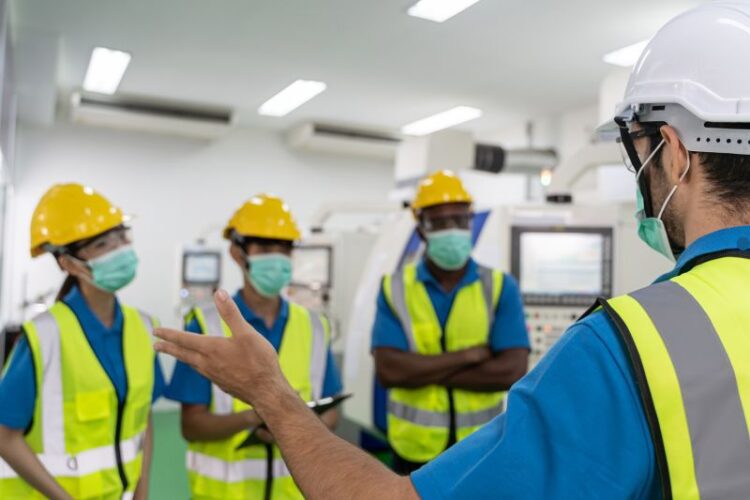 A importância dos treinamentos NR para segurança no trabalho e redução de acidentes na indústria