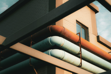 Como escolher mangueiras industriais e conexões para transferência segura de produtos