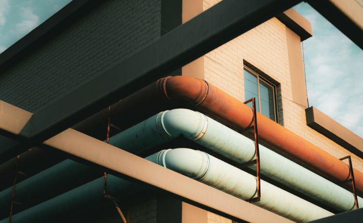 Como escolher mangueiras industriais e conexões para transferência segura de produtos